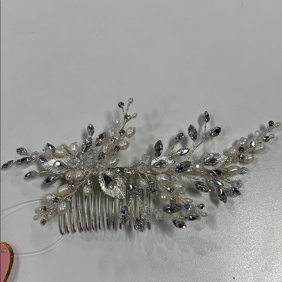 Bridal hairpiece with rhinestones pearls